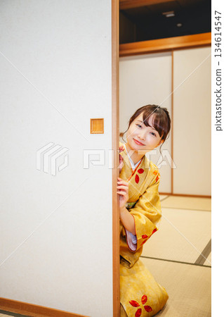 一位身穿和服的年輕女子打開了日式房間的拉門。 134614547