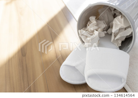 垃圾桶裡的一次性拖鞋 垃圾桶裡的一次性拖鞋 134614564
