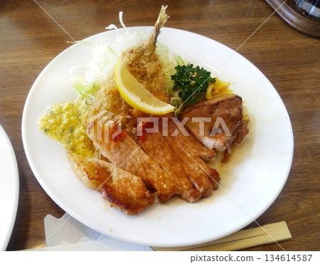 “炸竹莢魚”配塔塔醬和“炒豬肉” 134614587