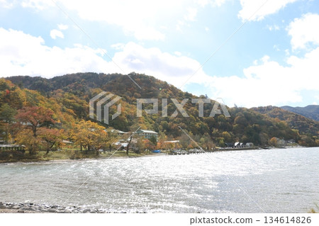 The shores of Lake Chuzenji where the leaves have begun to change color 134614826