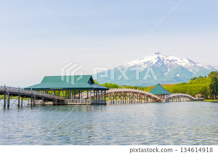 青森縣鶴田町的春天：鶴之舞橋和岩木山 134614918