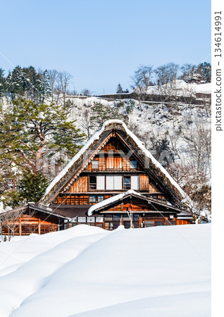 Wada Family Home in Shirakawa-go on a Clear Snowy Day 134614991