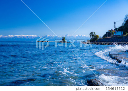 [A winter tradition] A clear winter day on Amaharashi Coast and the snow-capped Tateyama mountain range [Toyama Prefecture] 134615312
