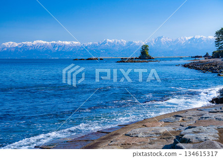 【冬季傳統】晴朗的冬日，天晴海岸和白雪皚皚的立山山脈【富山縣】 134615317
