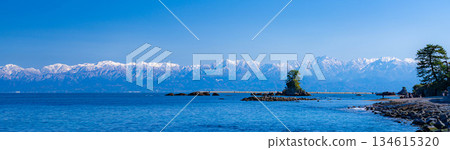 [A winter tradition] A clear winter day on Amaharashi Coast and the snow-capped Tateyama mountain range [Toyama Prefecture] 134615320