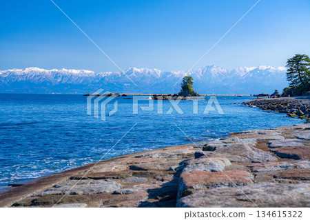 [A winter tradition] A clear winter day on Amaharashi Coast and the snow-capped Tateyama mountain range [Toyama Prefecture] 134615322