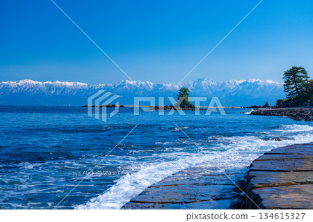 [A winter tradition] A clear winter day on Amaharashi Coast and the snow-capped Tateyama mountain range [Toyama Prefecture] 134615327