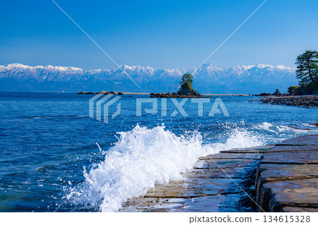 [A winter tradition] A clear winter day on Amaharashi Coast and the snow-capped Tateyama mountain range [Toyama Prefecture] 134615328