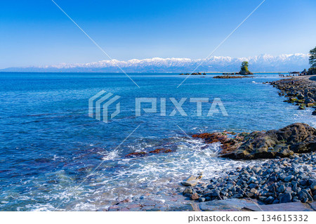 [A winter tradition] A clear winter day on Amaharashi Coast and the snow-capped Tateyama mountain range [Toyama Prefecture] 134615332