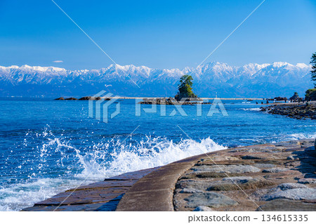 [A winter tradition] A clear winter day on Amaharashi Coast and the snow-capped Tateyama mountain range [Toyama Prefecture] 134615335