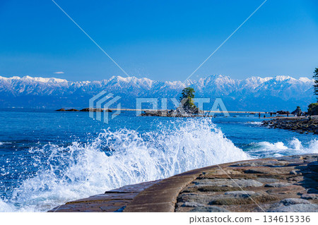 [A winter tradition] A clear winter day on Amaharashi Coast and the snow-capped Tateyama mountain range [Toyama Prefecture] 134615336