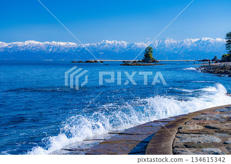 [A winter tradition] A clear winter day on Amaharashi Coast and the snow-capped Tateyama mountain range [Toyama Prefecture] 134615342