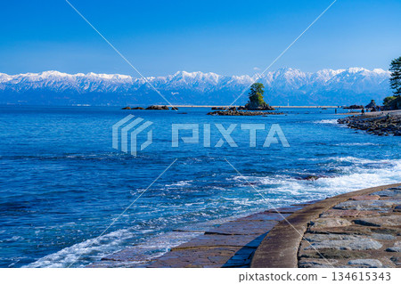 【冬季傳統】晴朗的冬日，天晴海岸和白雪皚皚的立山山脈【富山縣】 134615343