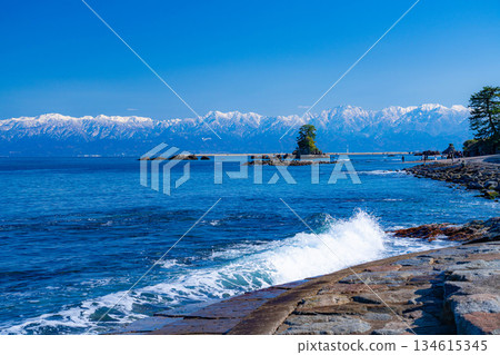 [A winter tradition] A clear winter day on Amaharashi Coast and the snow-capped Tateyama mountain range [Toyama Prefecture] 134615345