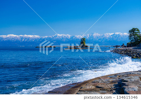 [A winter tradition] A clear winter day on Amaharashi Coast and the snow-capped Tateyama mountain range [Toyama Prefecture] 134615346