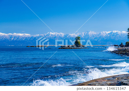 [A winter tradition] A clear winter day on Amaharashi Coast and the snow-capped Tateyama mountain range [Toyama Prefecture] 134615347