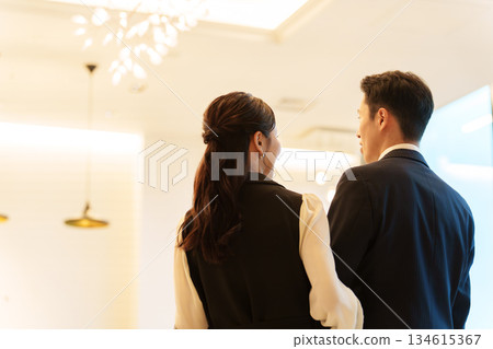 情侶、已婚夫婦、約會、伴遊 情侶、已婚夫婦、約會、伴遊 134615367