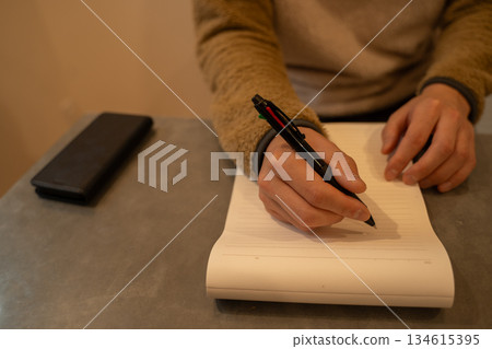 一名男子正在填寫報告表格 一名男子正在填寫報告表格 134615395