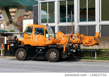 Rough terrain crane (self-propelled crane) 134615718