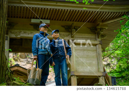 一對老年夫婦參拜神社 134615788