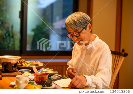 老年婦女享用日本料理 老年婦女享用日本料理 134615806