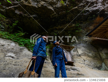 一對夫婦從岩壁底部向上望去 134615808