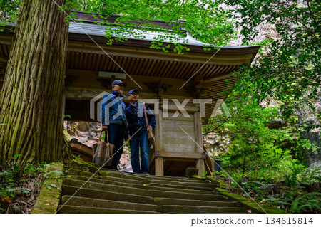 一對老年夫婦正拾級而上，走上石階 134615814