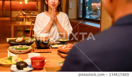 一位女士在日式旅館享用懷石料理 134615869