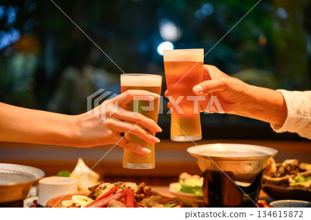 用啤酒祝酒 134615872