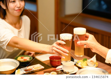 兩個人舉杯啤酒 134615874