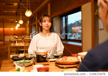 一位女士在傳統日式餐廳享用日本料理 134615876