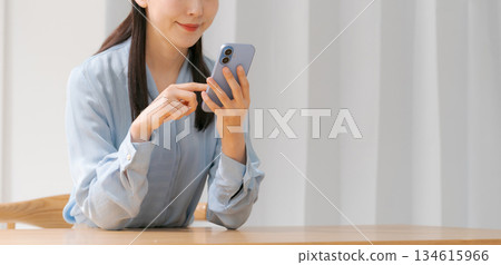 女人的手正在操作智慧型手機（身體部位） 134615966