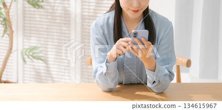 女人的手正在操作智慧型手機（身體部位） 134615967