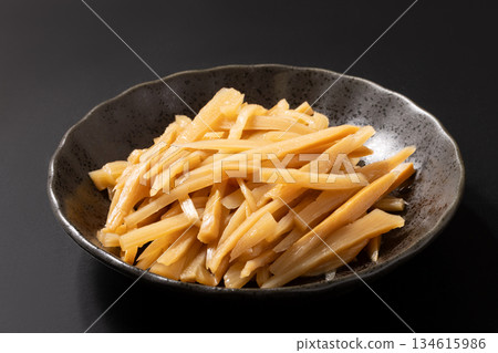 切成薄片的竹筍 切成薄片的竹筍 134615986