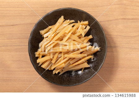 Thinly sliced bamboo shoots 134615988