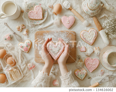 雙手將糖粉撒在心型餅乾上(情人節手工製作) 雙手將糖粉撒在心型餅乾上(情人節手工製作) 134616002