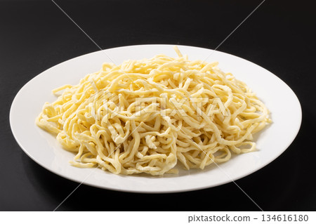 手工揉製新鮮麵條 134616180