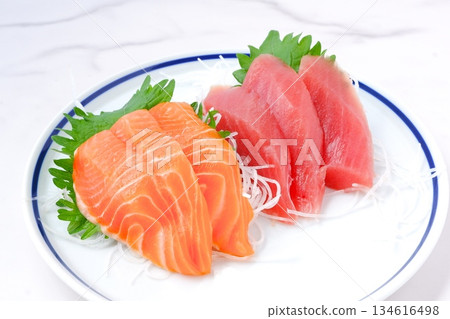 生魚片 - 兩種新鮮生魚片(鮪魚和鮭魚) 生魚片 - 兩種新鮮生魚片(鮪魚和鮭魚) 134616498