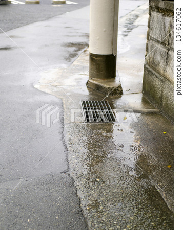 路上的水坑和排水溝 134617062