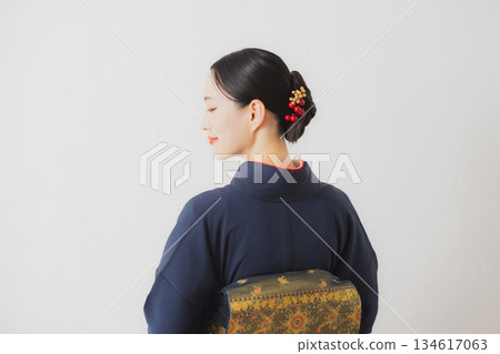 一個穿著和服的女人 134617063