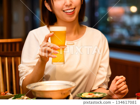 女人們舉杯啤酒 134617081