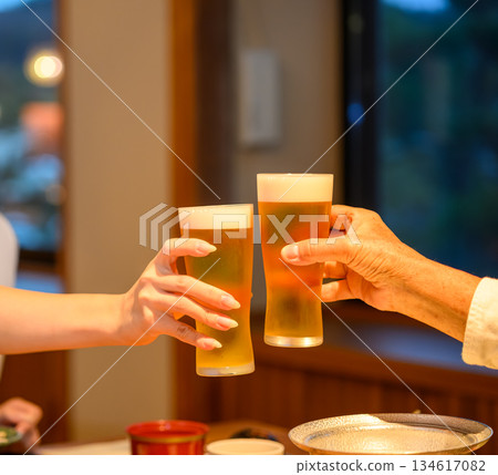 兩人舉杯啤酒碰杯。 *圖片由沖繩廣場飯店提供 兩人舉杯啤酒碰杯。 *圖片由沖繩廣場飯店提供 134617082