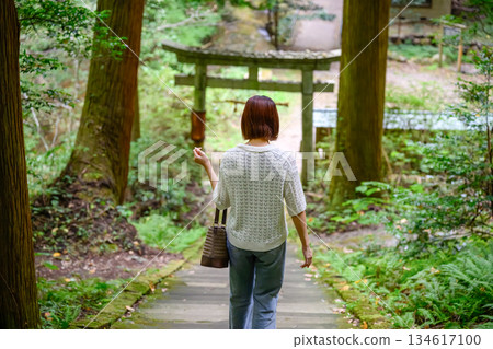 一位女子前往神社 134617100