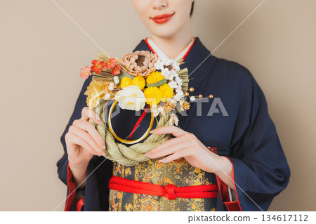 一個穿著和服的女人 134617112