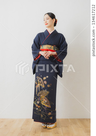 一個穿著和服的女人 一個穿著和服的女人 134617212