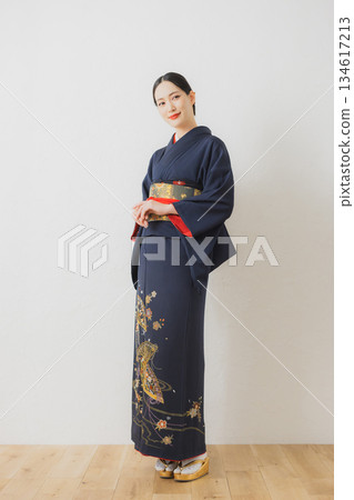 一個穿著和服的女人 134617213