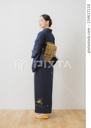 一個穿著和服的女人 134617218