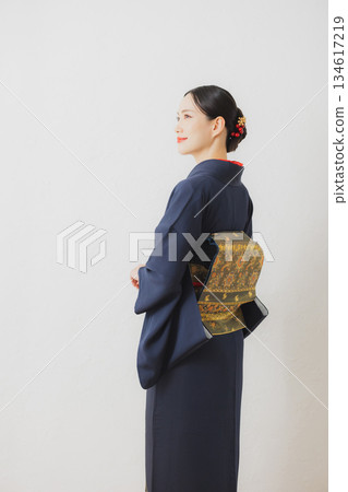 一個穿著和服的女人 一個穿著和服的女人 134617219
