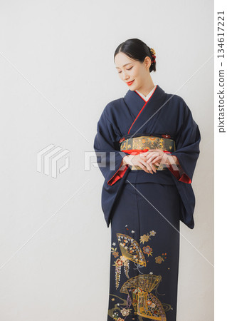 一個穿著和服的女人 134617221
