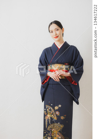 一個穿著和服的女人 134617222